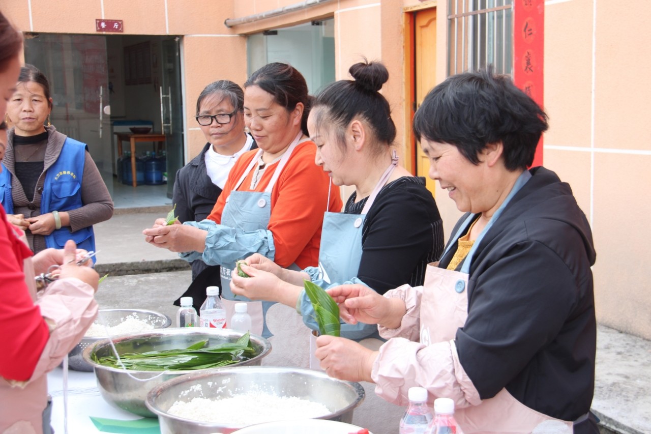 包粽子现场.jpg